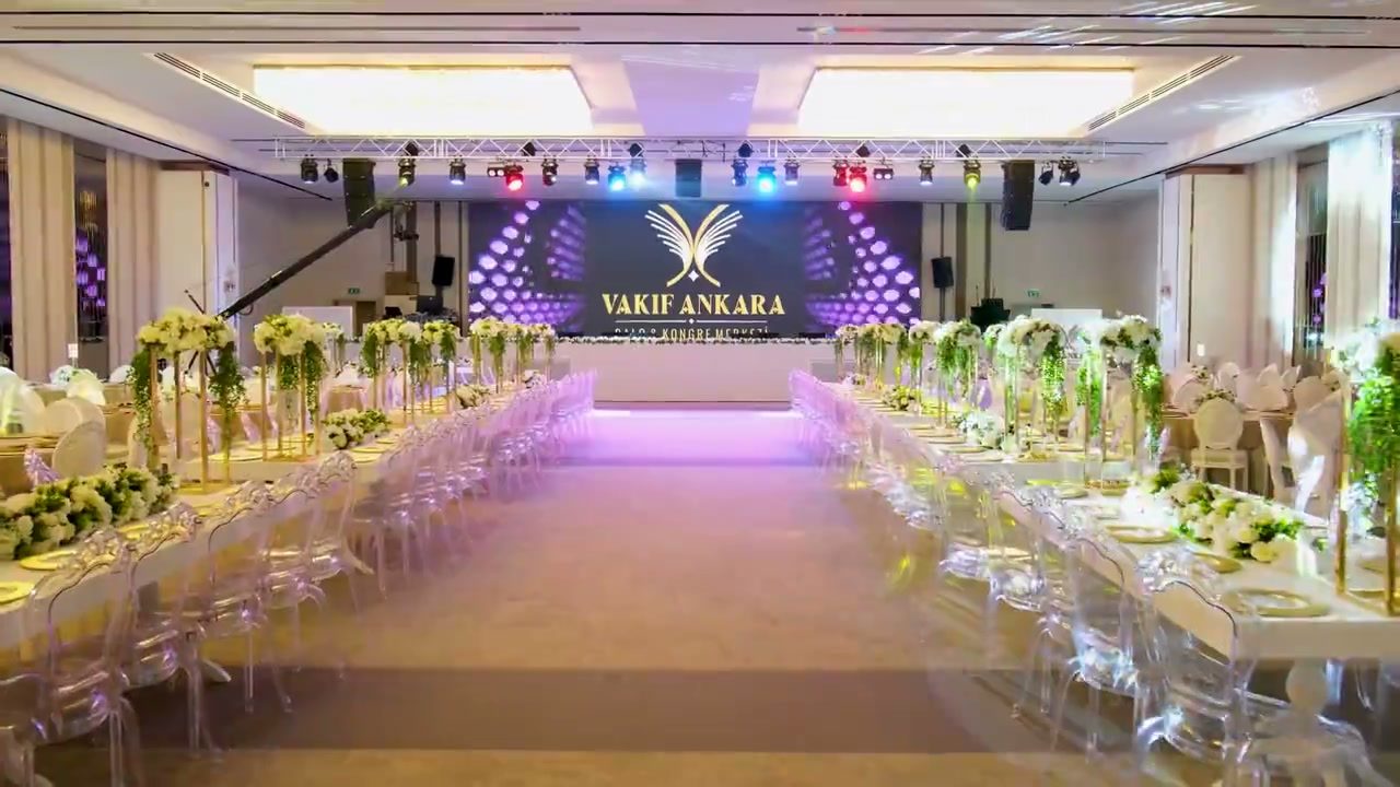 Ana Salon’da dev LED sahne ve uzun masa kurulumu — Vakıf Ankara Kongre Merkezi