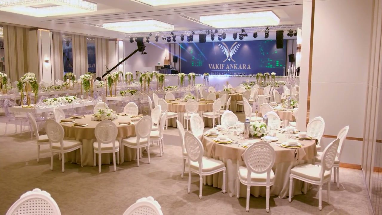 Ana Salon — yuvarlak masa düğün düzeni — Vakıf Ankara Kongre Merkezi